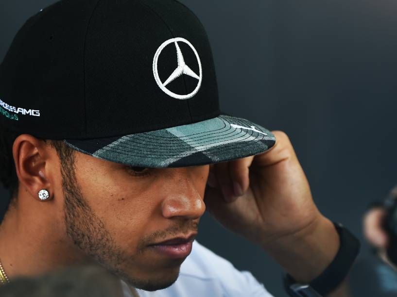 O piloto britânico, Lewis Hamilton chega no autódromo de Interlagos, em São Paulo, para o GP de Fórmula 1