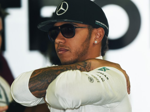 Lewis Hamilton nos boxes da Mercedes durante treino classificatório para o Grande Prêmio do Brasil de Fórmula 1