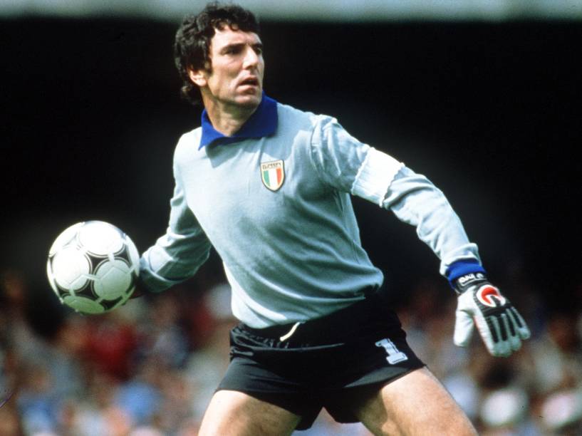 O goleiro italiano Dino Zoff na partida contra Camarões na Copa do Mundo da Espanha em 1982