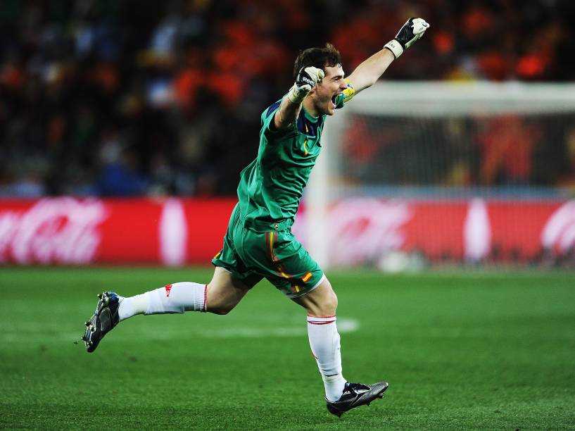 O goleiro Iker Casillas comemora o título da Espanha na final da Copa do Mundo de 2010 contra a Holanda