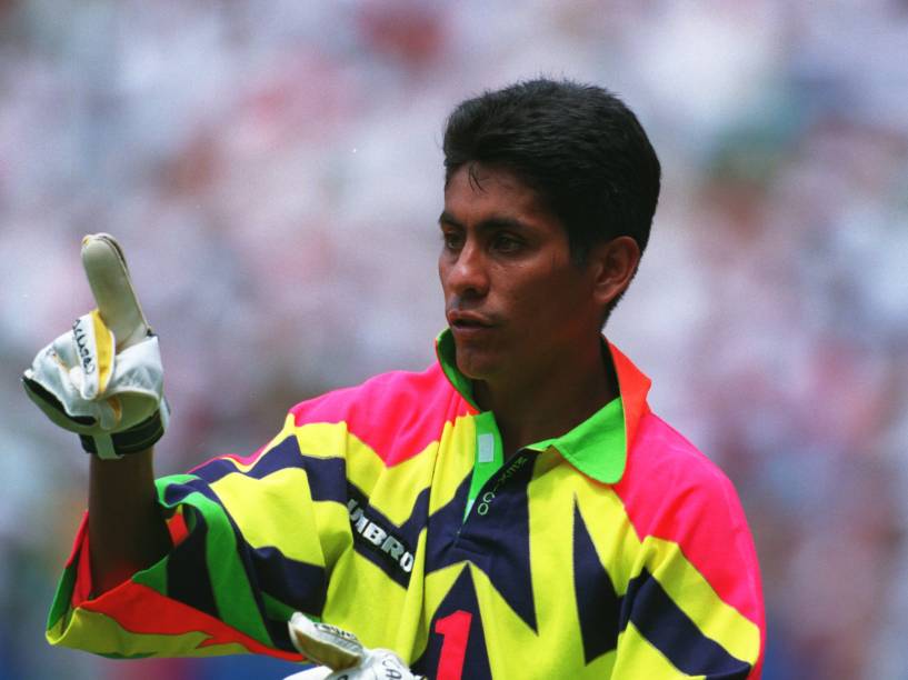 O goleiro mexicano Jorge Campos utilizou uma de suas famosas camisas fluorescentes na Copa do Mundo de 1994