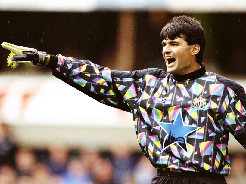 O goleiro checo Pavel Srnicek, do Newcastle, também utilizava estampas coloridas na década de 1990