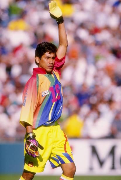 O mexicano Jorge Campos utilizou as camisas mais coloridas de sua geração