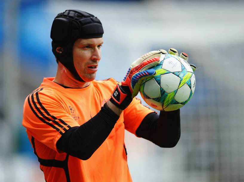 Petr Cech, do Chelsea, passou a usar um capacete protetor após sofrer uma lesão na cabeça