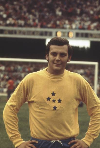 No mesmo período, o goleiro Raul Plassmann utilizava uma camisa amarela incomum para a época