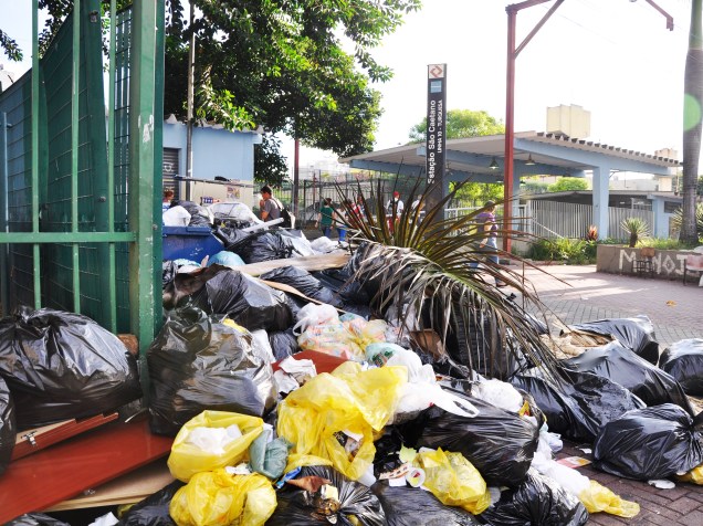 Lixo acumulado em frente a estação de trem em São Caetano do Sul, no ABC - 31/03/2015