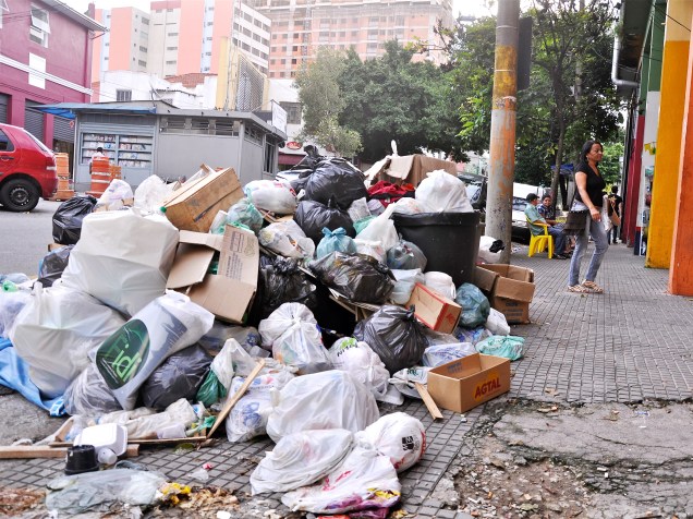 Com a greve dos Garis, lixo é acumulado nas calçadas do ABC - 31/03/2015