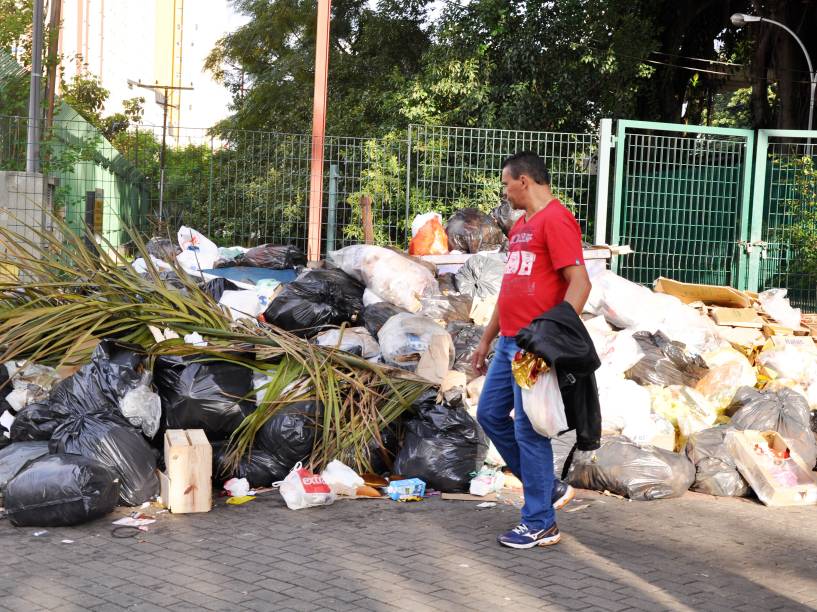 Com a greve dos Garis, lixo é acumulado nas calçadas do ABC - 31/03/2015