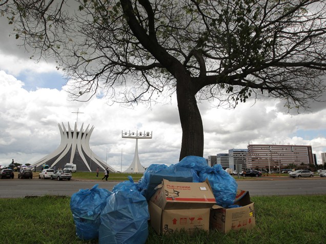 Brasília abandonada no final do governo Agnelo: lixo no Eixo Monumental. Apesar de a situação ter melhorado, as paralisações de garis nas últimas semanas por falta de pagamento prejudicaram a população