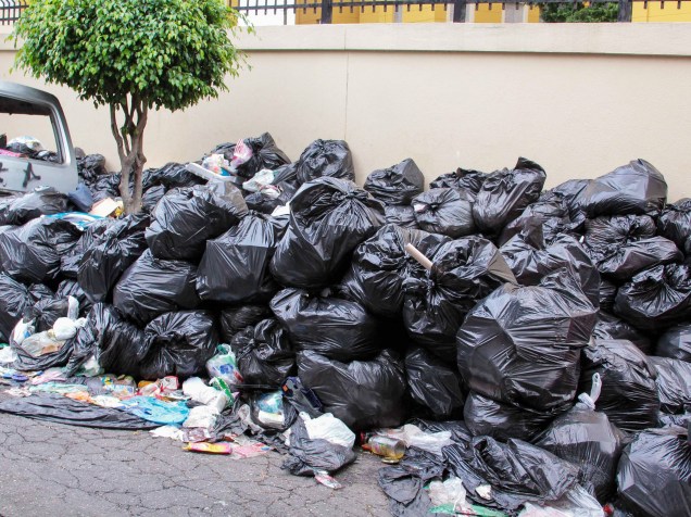 Acúmulo de lixo em ruas do ABC