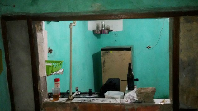 Cozinha do imóvel onde jovem de 16 anos foi estuprada no Rio de Janeiro