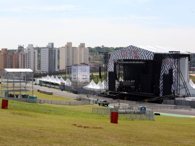 Com mais de 50 bandas tocando em quatro palcos, festival Lollapalooza recebe os últimos preparativos no autódromo de Interlagos, em São Paulo