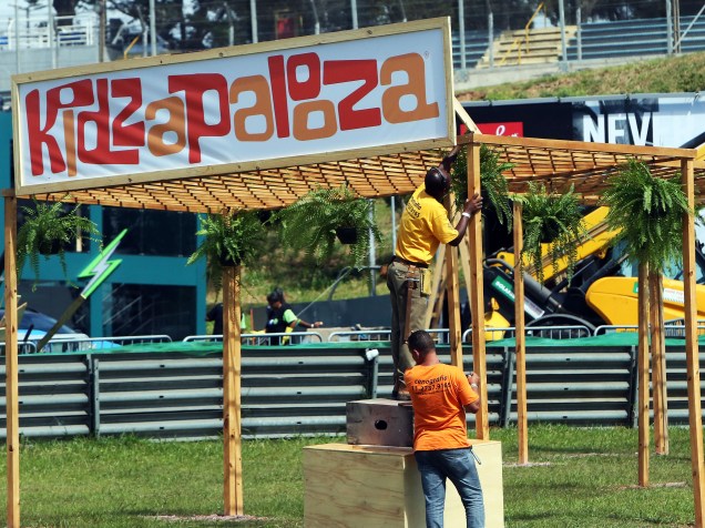 Funcionários trabalham no Autódromo de Interlagos em ritmo intenso nos últimos preparativos do Lollapalooza 2015