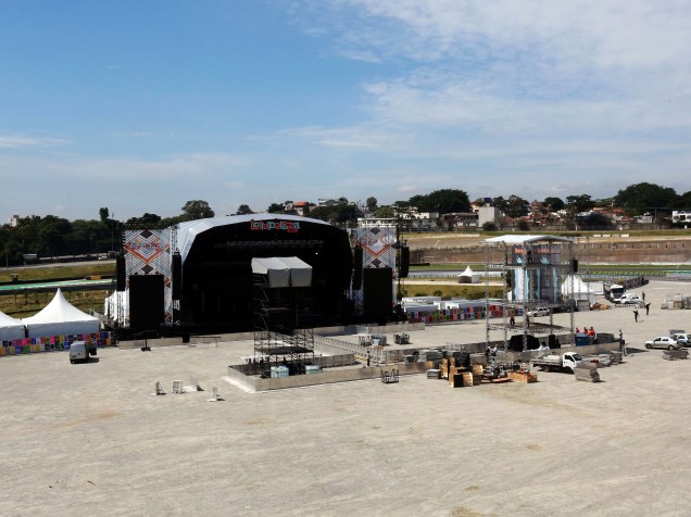 Festival Lollapalooza recebe os últimos preparativos no autódromo de Interlagos, em São Paulo, nesta sexta-feira (26)