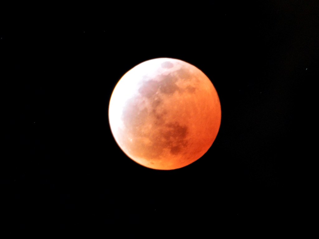 ''Lua de Sangue'' é vista em Utsunomiya (Japão); o fenômeno ocorre durante um eclipse lunar