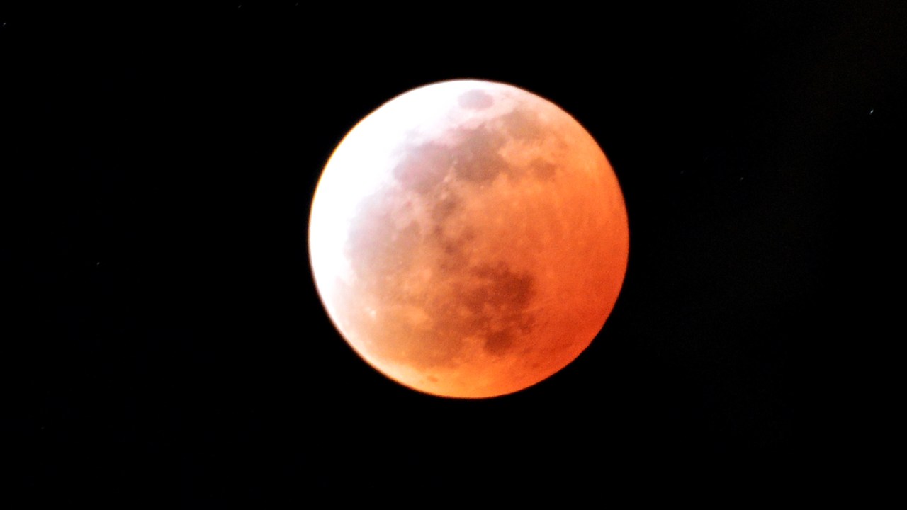 ''Lua de Sangue'' é vista em Utsunomiya (Japão); o fenômeno ocorre durante um eclipse lunar