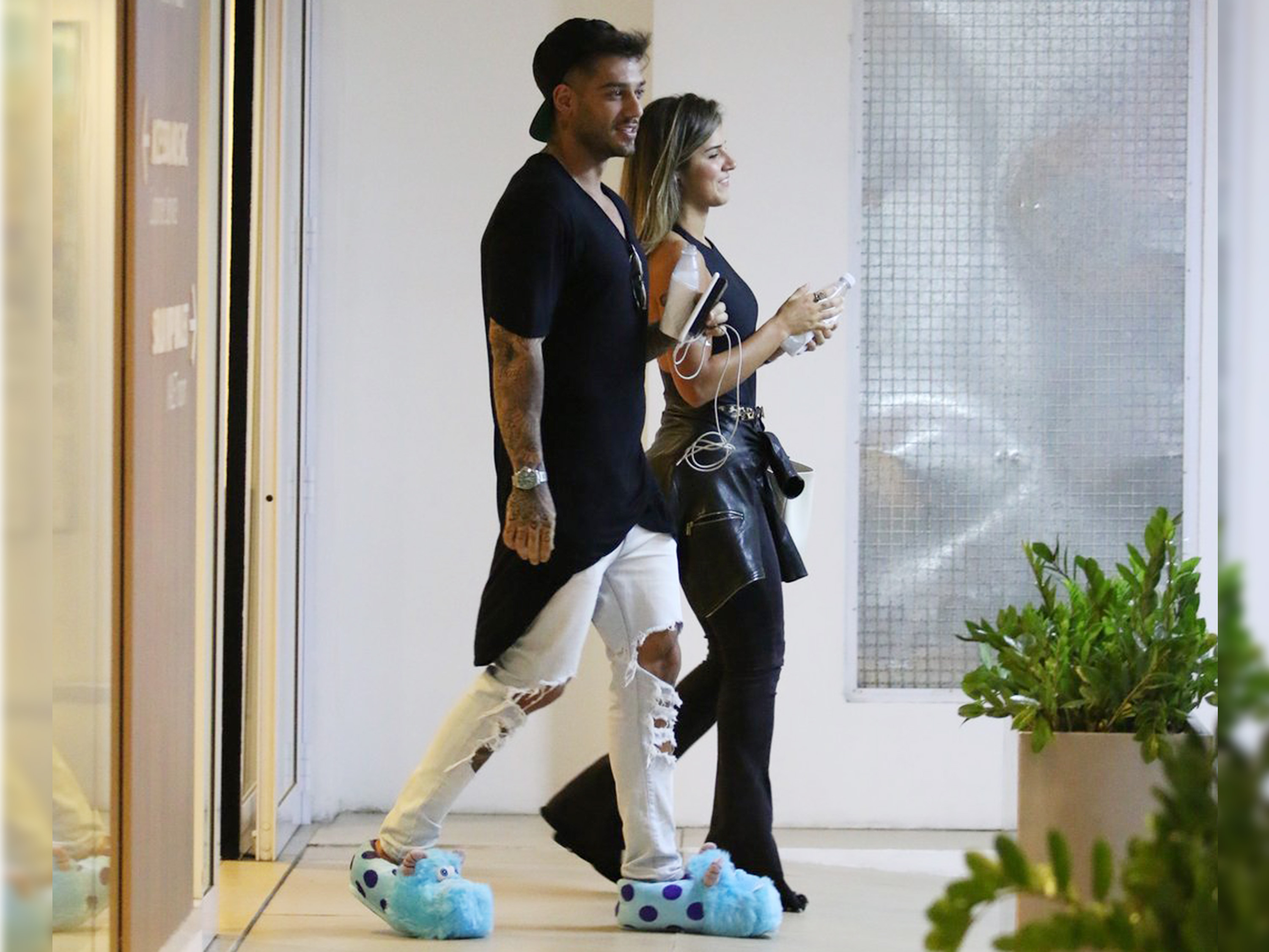 Lucas Lucco aparece de pantufas no shopping Village Mall no Rio de Janeiro