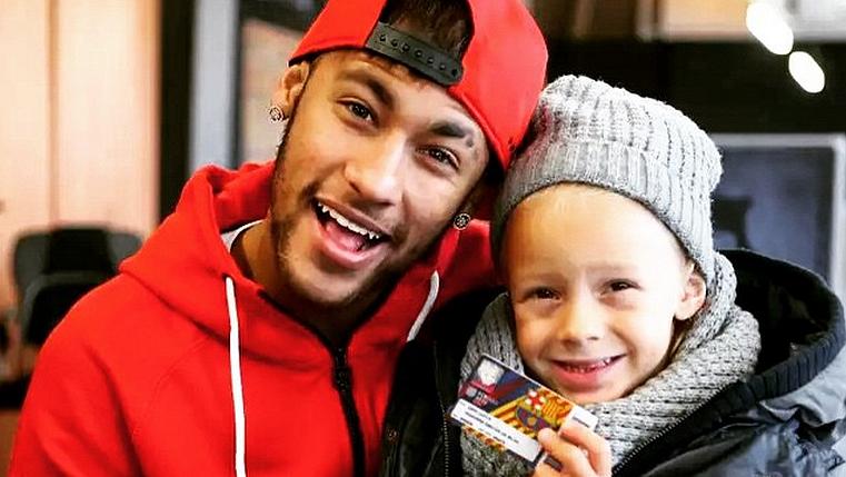 Neymar e o filho Davi Lucca posam com a carteirinha de sócio do Barcelona