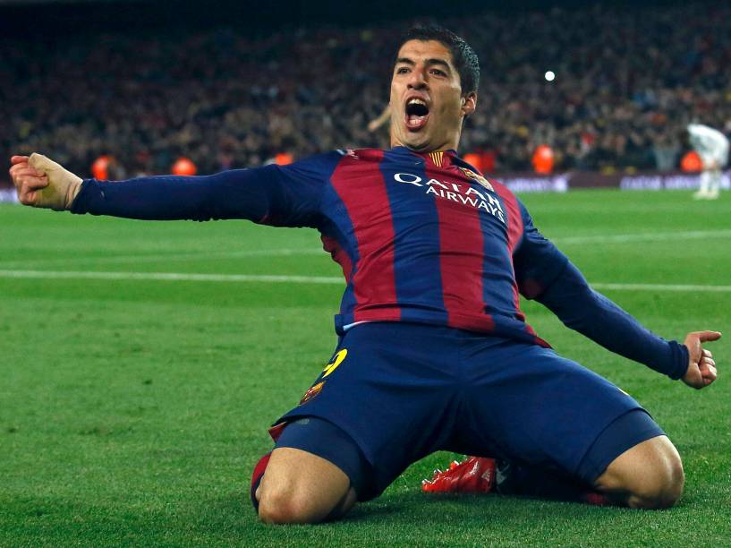 Luis Suarez comemora o gol durante a partida entre Barcelona e Real Madrid no Camp Nou neste domingo (22), que vale a liderança do campeonato Espanhol