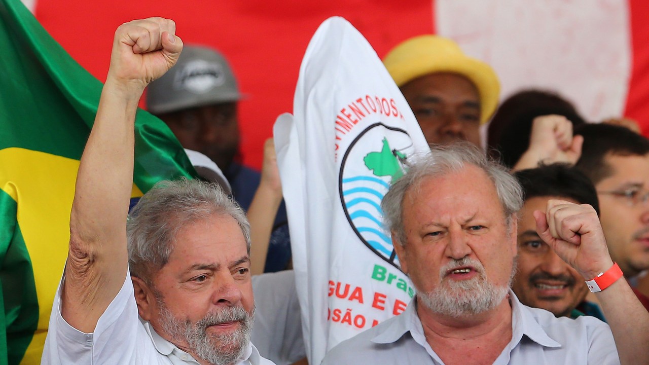 O ex-presidente, Luiz Inácio Lula da Silva, acompanhado pelo líder do MST