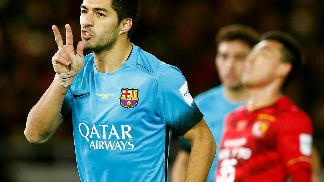 Luis Suárez marca três e leva o Barcelona à final do Mundial de Clubes, no Estádio de Yokohama, nesta quinta-feira (17)
