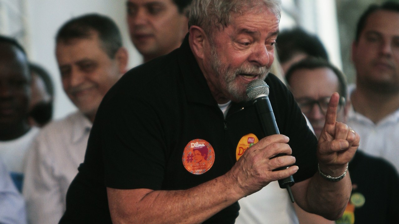 Luiz Inácio Lula da Silva participa de comício com Fernando Pimentel (PT),governador eleito do estado de Minas Gerais em primeiro turno, na praça Duque de Caxias, Belo Horizonte (MG)