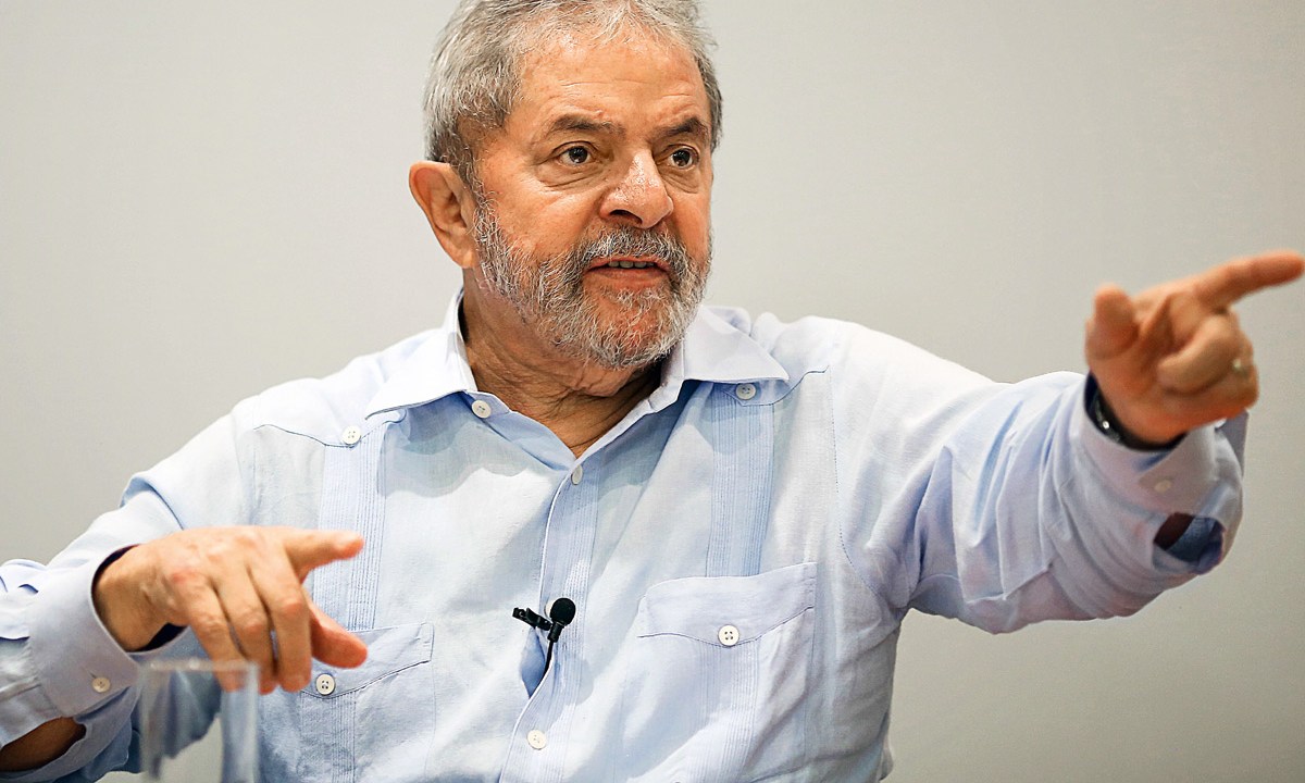 DEDO EM RISTE - Na Polícia Federal, Lula desempenhou o papel em que é craque: pôs as eventuais culpas nos companheiros Delúbio e Vaccari