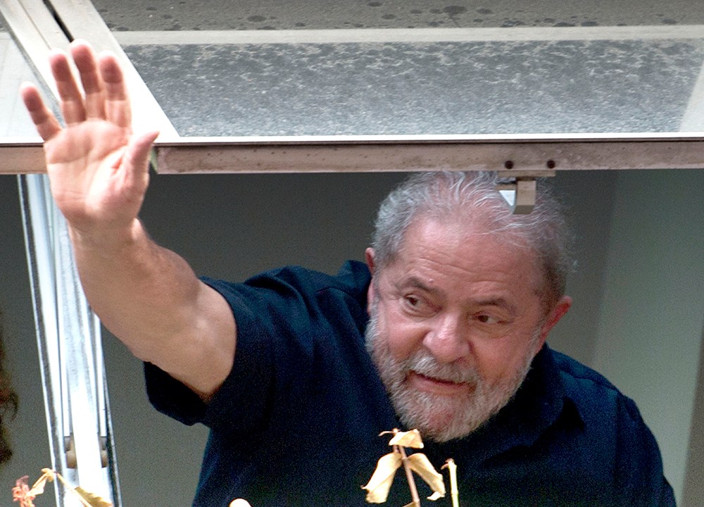 Ex-presidente Luiz Inácio Lula da Silva acena para manifestantes no aeroporto de Congonhas em São Paulo (SP) na manhã desta sexta-feira (4)