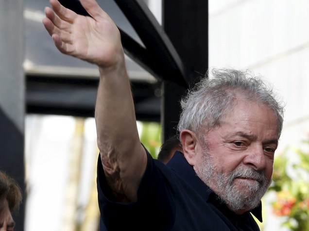 Ex-presidente Luiz Inacio Lula da Silva acena para manifestantes que o esperavam em seu apartamento, em São Bernardo na tarde desta sexta-feira (4)