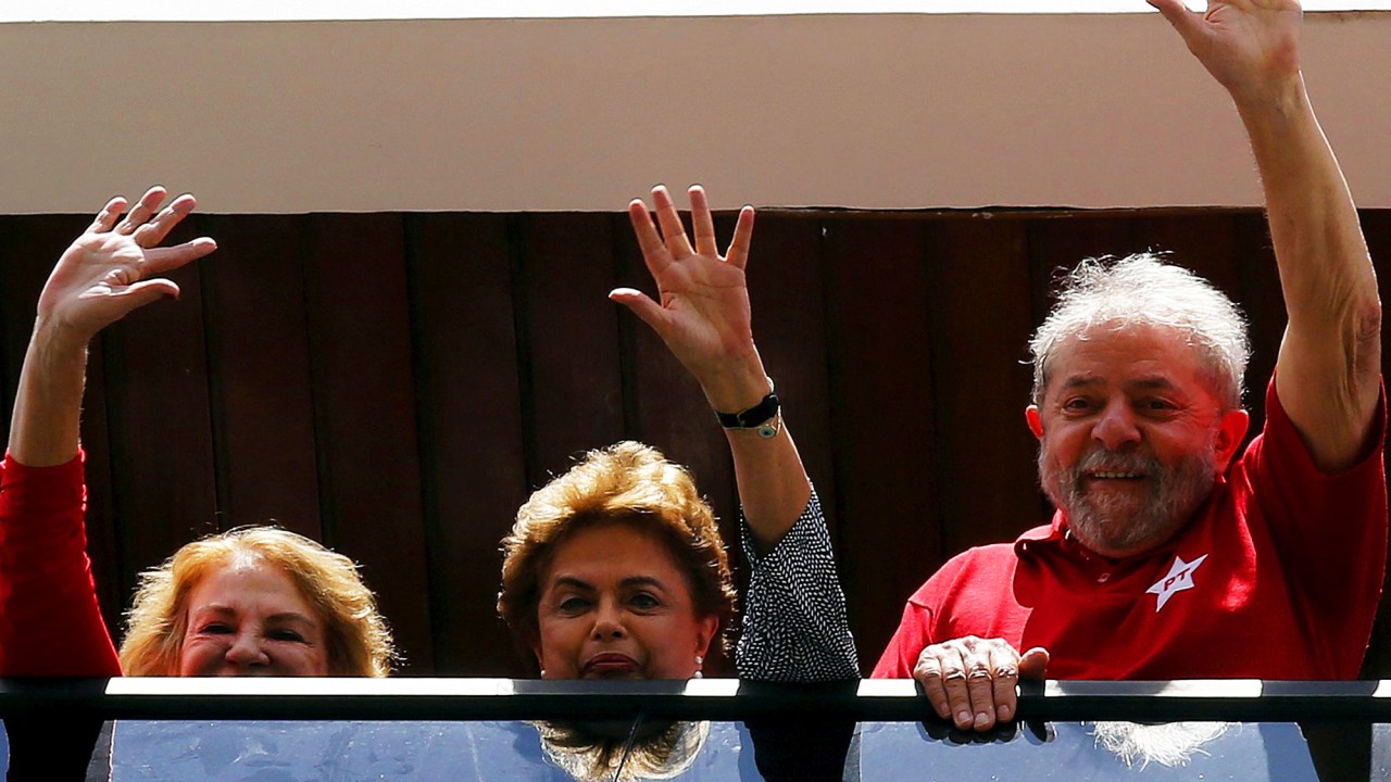 O ex-presidente Lula, sua esposa Marisa Letícia, e a presidente Dilma Rousseff, acenam da sacada do apartamento, em São Bernardo do Campo, para os militantes do PT, no início da tarde deste sábado (05)