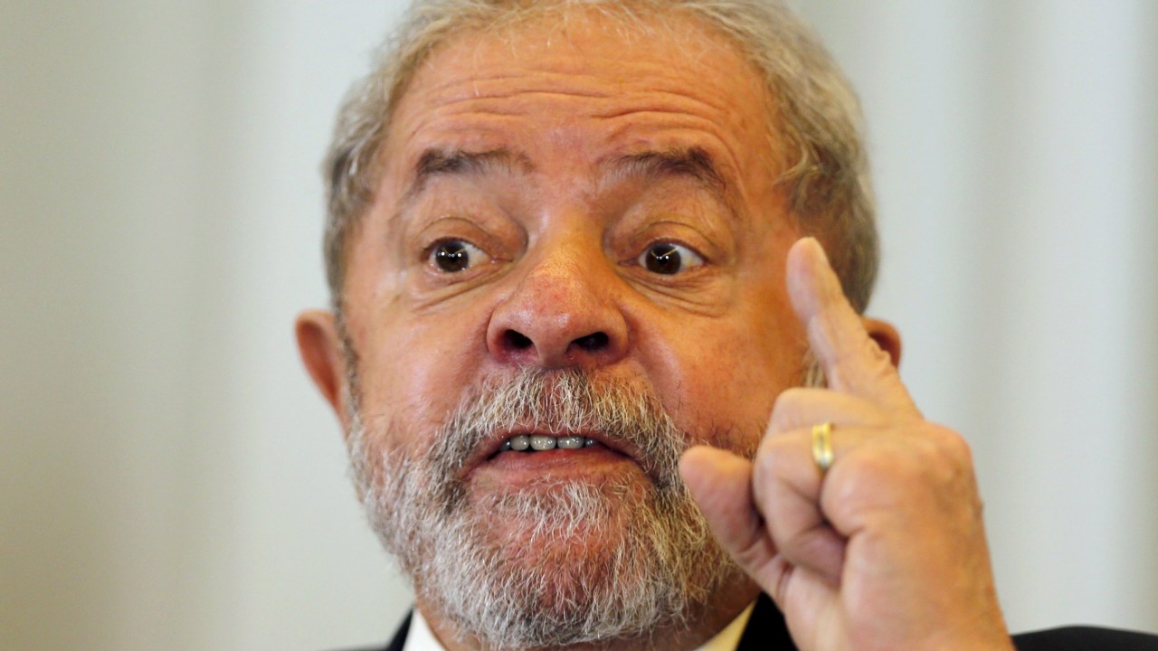 O ex-presidente Luiz Inácio Lula da Silva fala durante uma coletiva de imprensa com a mídia internacional, em São Paulo