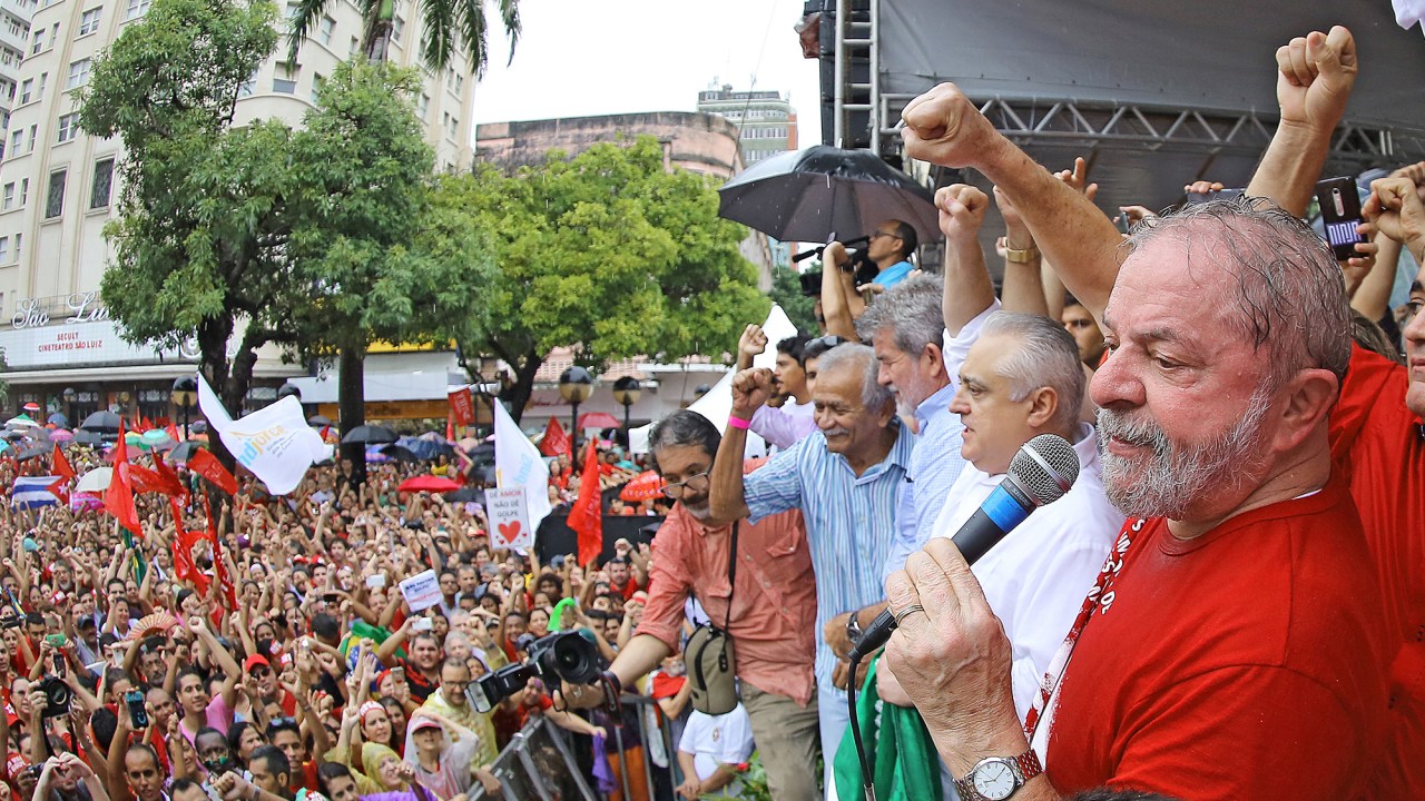 O ex-presidente Lula participa de ato contra o impeachment de Dilma Rousseff, em Fortaleza (CE), neste sábado (02)