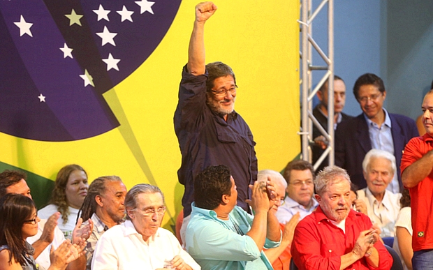 Aplaudido por Lula, José Sergio Gabrielli ergue o punho em ato em São Paulo