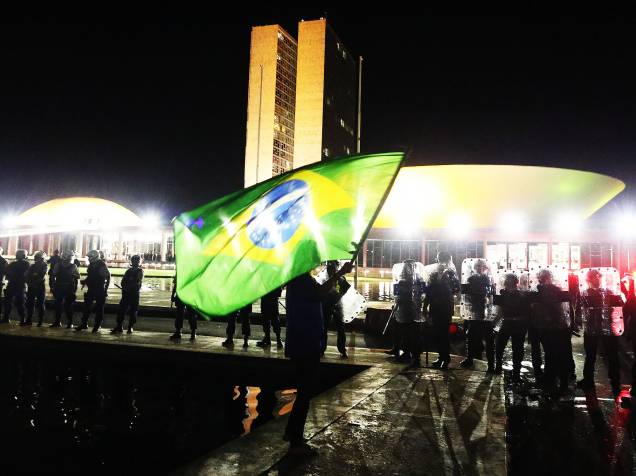 Manifestantes pró-impeachment fecham a esplanada dos ministérios, em frente ao Palácio do Planalto, após o ex-presidente Luis Ignácio Lula da Silva ter sido anunciado como novo ministro chefe da casa civil