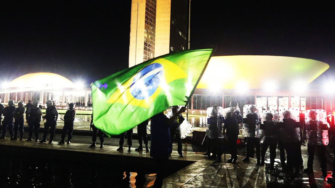 Manifestantes pró-impeachment fecham a esplanada dos ministérios, em frente ao Palácio do Planalto, após o ex-presidente Luis Ignácio Lula da Silva ter sido anunciado como novo ministro chefe da casa civil