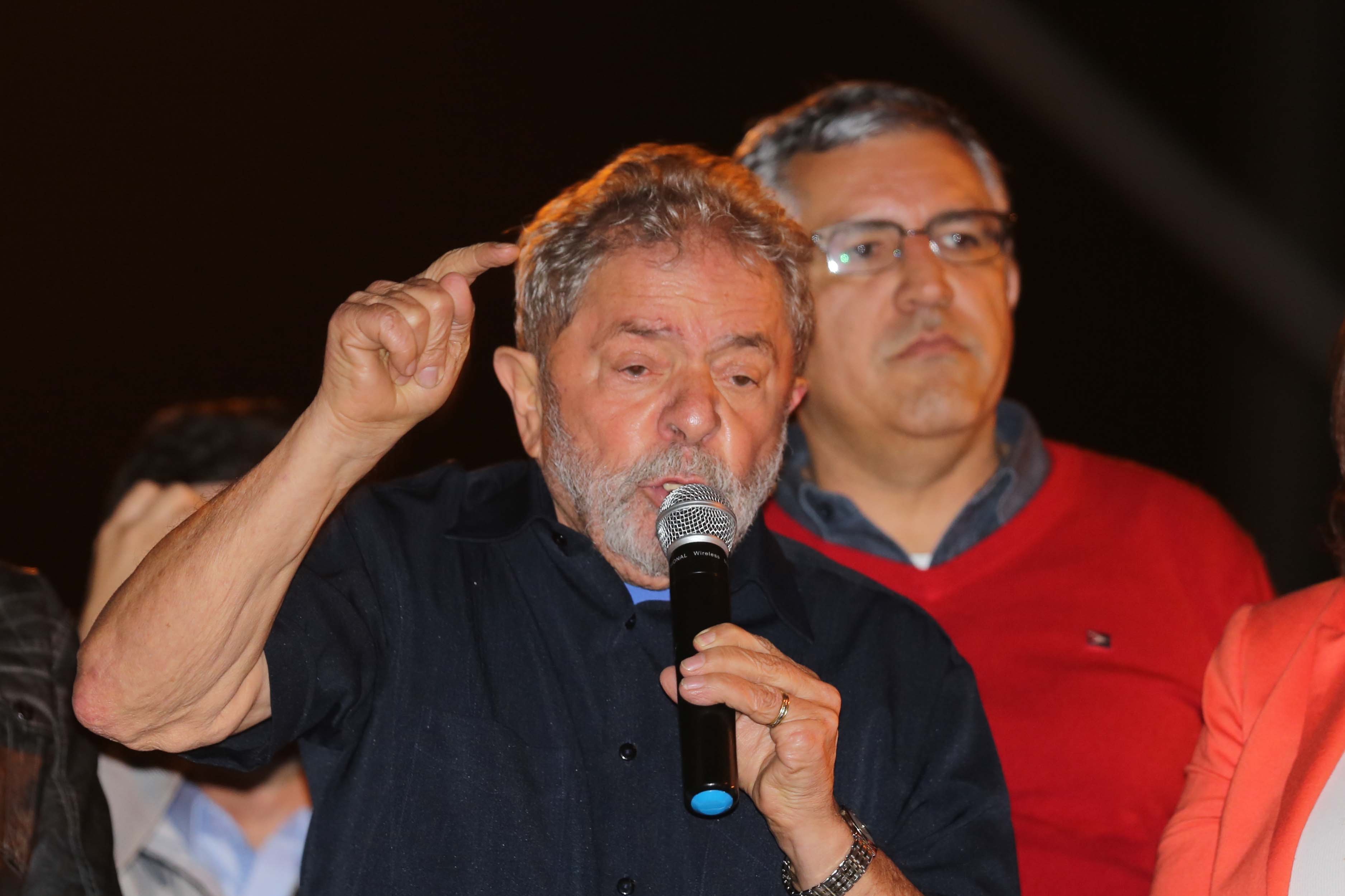 O ex-presidente Lula dá sua versão sobre um roubo a banco durante discurso em prol do candidato do PT ao governo paulista, Alexandre Padilha, em Santo André (SP)