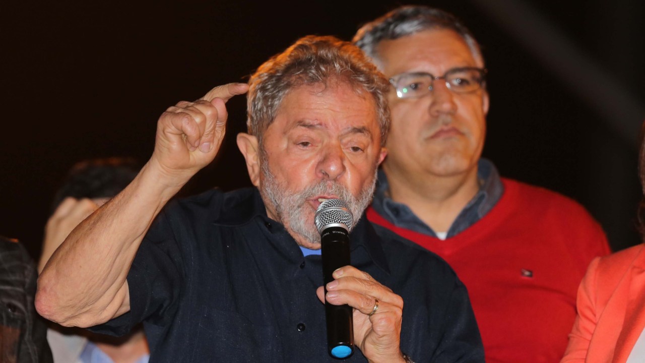 O ex-presidente Lula dá sua versão sobre um roubo a banco durante discurso em prol do candidato do PT ao governo paulista, Alexandre Padilha, em Santo André (SP)