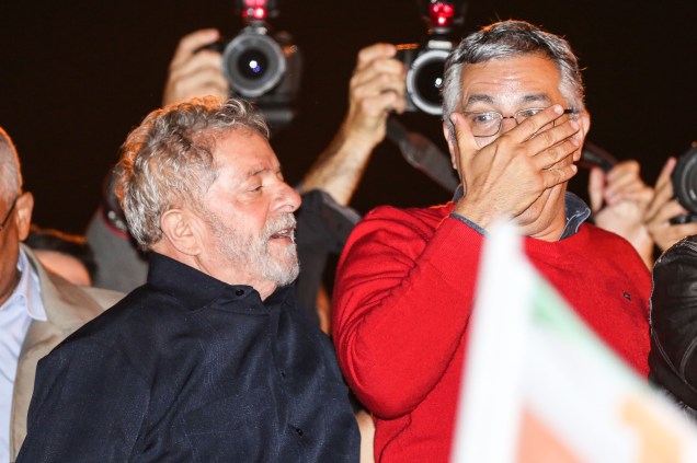 O candidato do PT ao governo de São Paulo, Alexandre Padilha (d), durante ato político acompanhado do ex-presidente Luiz Inácio Lula da Silva, em Santo André, no Grande ABC (SP)