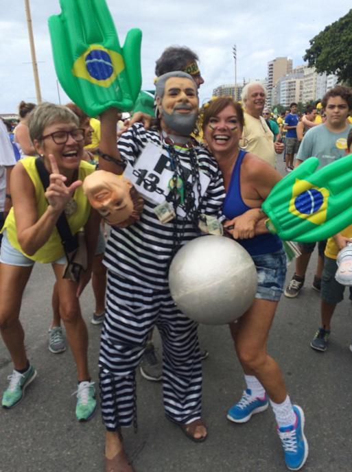 Máscara de Lula presidiário faz sucesso no Rio de Janeiro