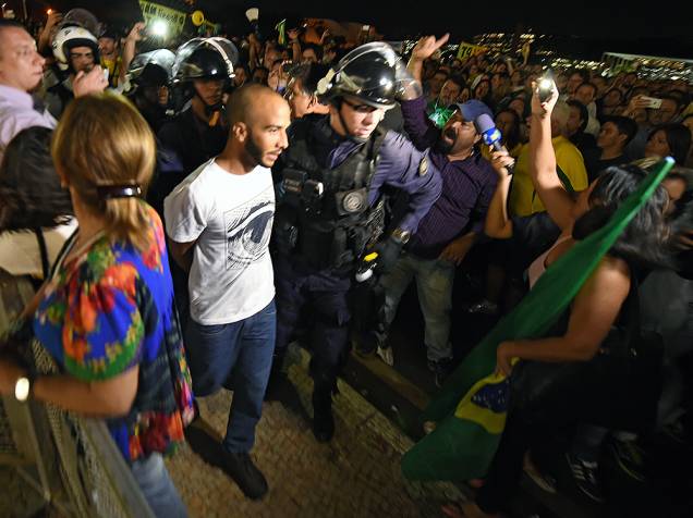 Homem é retirado de manifestação em Brasília