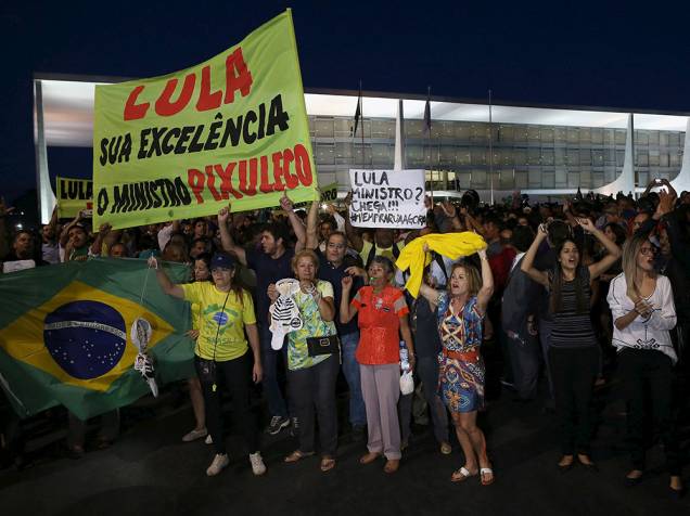 Manifestantes realizam protesto contra a nomeação do ex-presidente Luiz Inácio Lula da Silva para o Ministério da Casa Civil, em Brasília (DF)