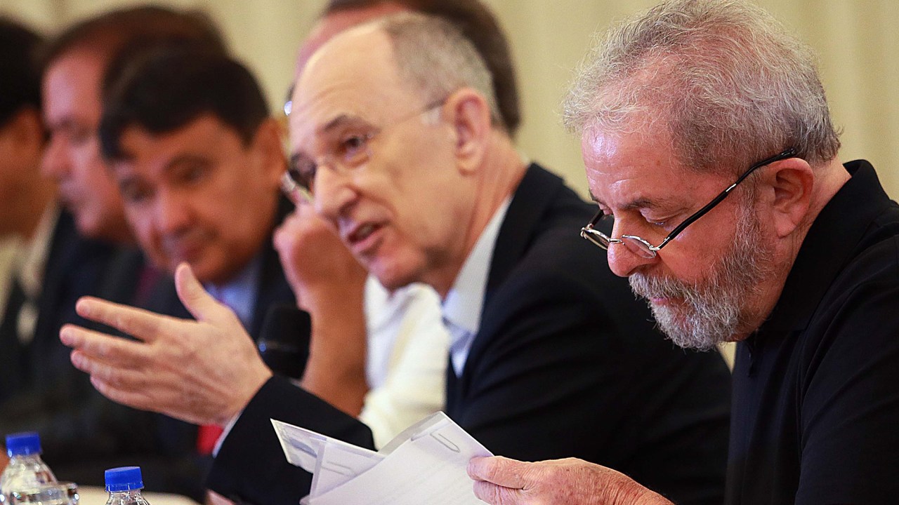 O ex-presidente Luiz Inácio Lula da Silva e o presidente do PT, Rui Falcão, na reunião do Conselho Político da Presidência do PT, nesta segunda-feira (15), em São Paulo