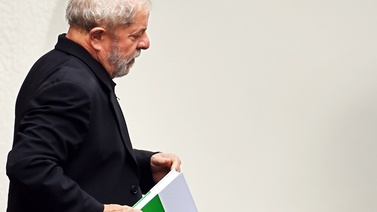 O ex presidente Luiz Inácio Lula da Silva deixa a residência oficial do Senado após reunião