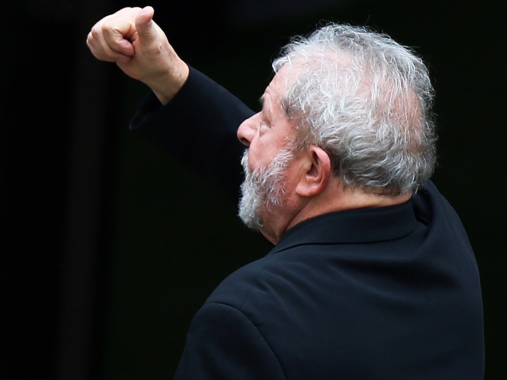 O ex presidente Luiz Inácio Lula da Silva, deixa a residência oficial do Senado após reunião