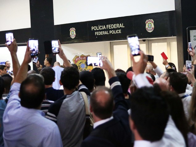 Manifestantes protestam contra o ex-presidente da República, Luiz Inácio Lula da Silva, em frente à Polícia Federal no Aeroporto de Congonhas, Zona Sul de São Paulo (SP), na manhã desta sexta-feira (4)