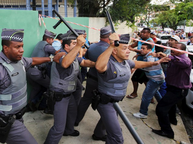 Manifestantes entram em confronto em frente ao prédio de Lula, nesta sexta-feira (04)