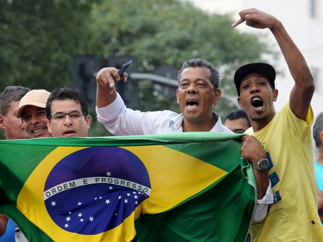 Manifestantes em frente ao prédio de Lula, nesta sexta-feira (04)