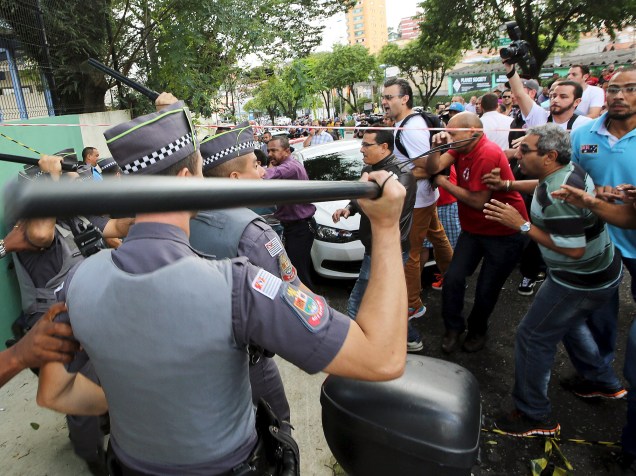 Manifestantes entram em confronto em frente ao prédio de Lula, nesta sexta-feira (04)