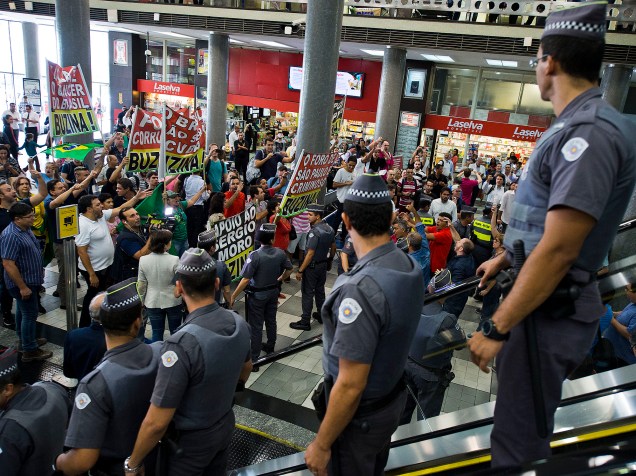 Manifestantes realizam protesto no Aeroporto de Congonhas, Zona Sul de São Paulo (SP), na manhã desta sexta-feira (4). O ex-presidente da República, Luiz Inácio Lula da Silva está na PF do aeroporto para prestar depoimento referente a 24ª fase da Operação Lava Jato