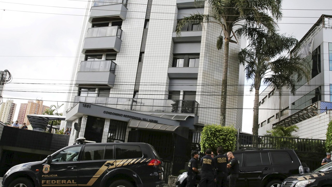 Policia Federal em frente ao prédio de Lula, nesta sexta-feira (04)
